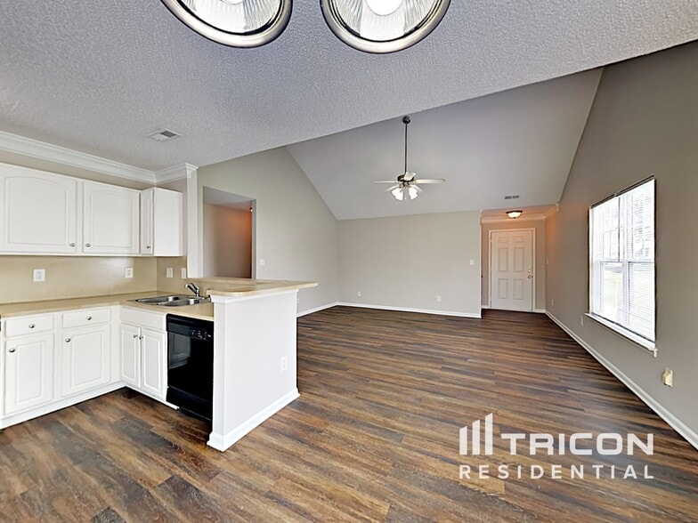 Building Photo - 2113 Sebastiani Dr