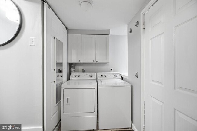 Building Photo - 725 Pemberton St