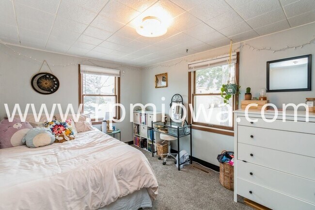 Building Photo - FENCED IN YARD!! 3 Bedroom, 2 Bath Home in Ames