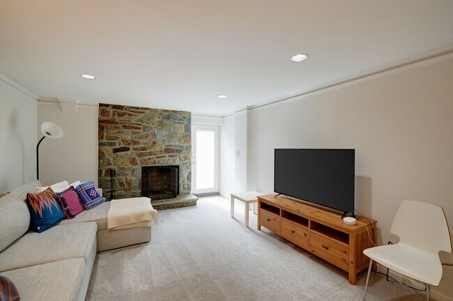 Building Photo - Bethesda (Walter Johnson HS) 4BR/3BA Detached Available for Multi-Year Lease