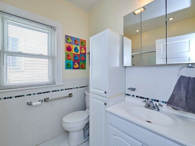 Building Photo - 48 Wordsworth St