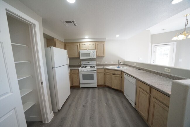 Building Photo - SHOWINGS AVAILABLE NOW