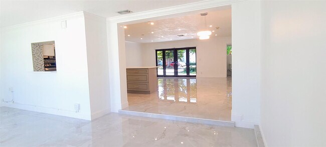 Building Photo - 1400 SE 8th Ave