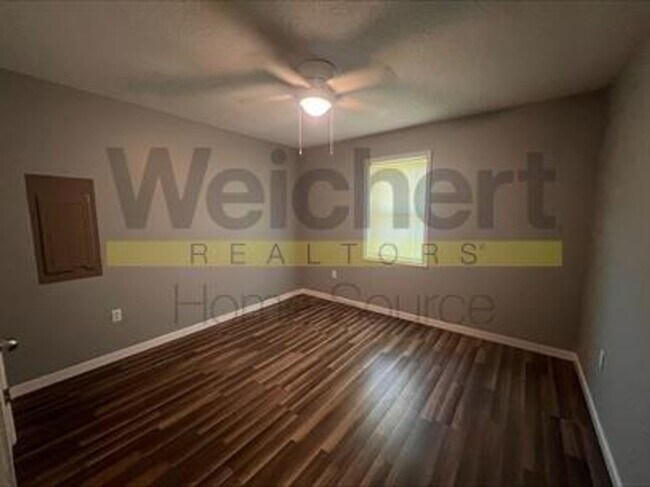 Building Photo - 3 bedroom, 2 bath home in Center Hill