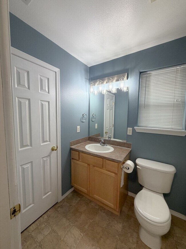 Building Photo - Beautiful 3 Bedroom Home in North East Salem