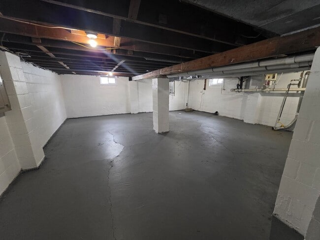 Building Photo - 8 W Chestnut Hill Rd