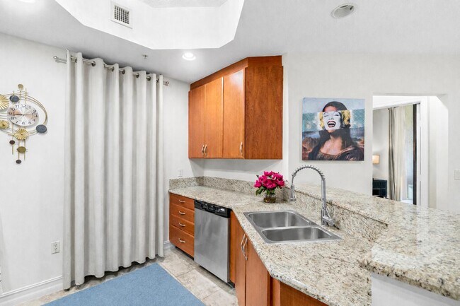 Building Photo - 701 S Olive Ave