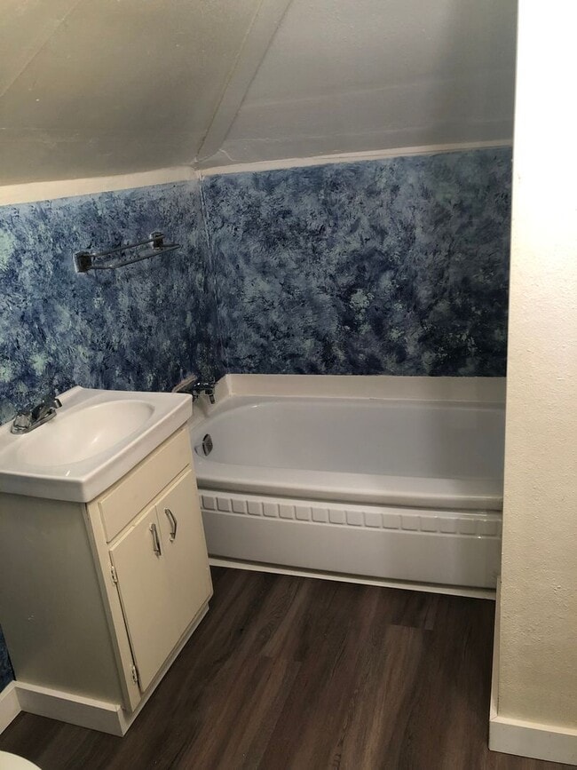 Building Photo - Large 4 bed/2 bath Farm House on River Rd. MOVE IN SPECIAL!