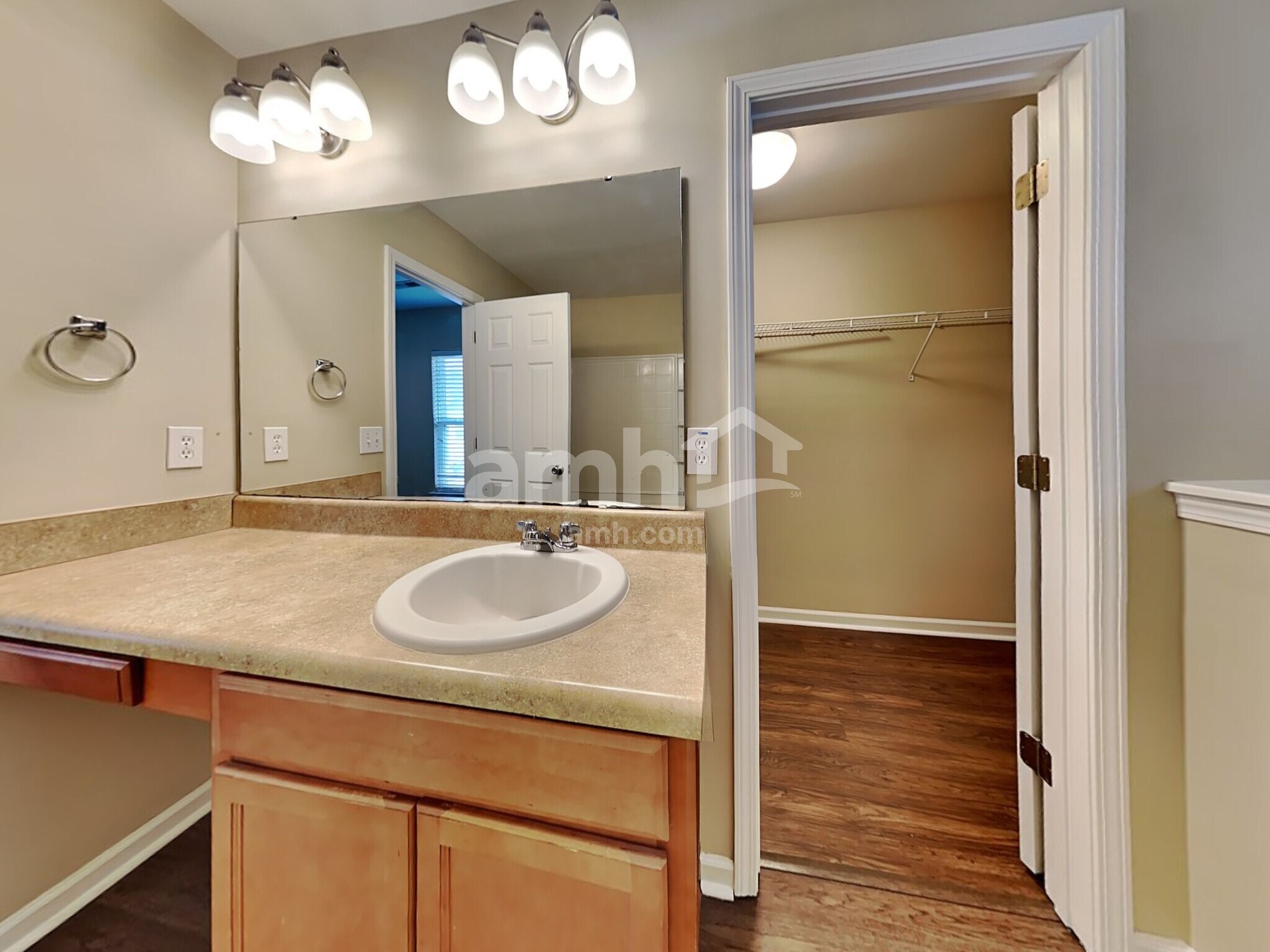 Building Photo - 8811 Shadowglen Dr