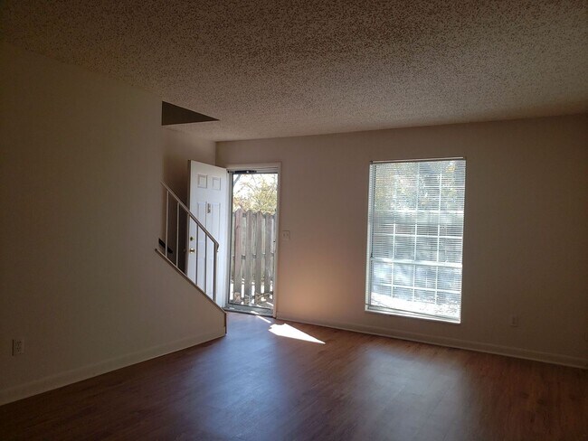 Building Photo - 214 Yelton Ct