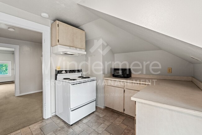 Building Photo - 1321 W 11th Ave