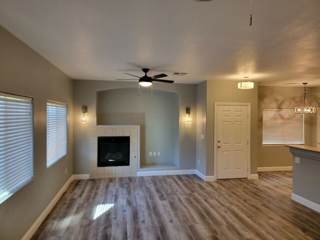 Building Photo - 3 Bedroom Townhouse with a backyard