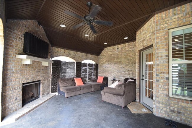 Building Photo - 5608 SW Gunstock Rd