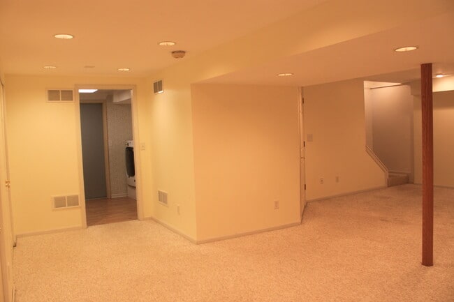 Building Photo - 324 Forest Dr