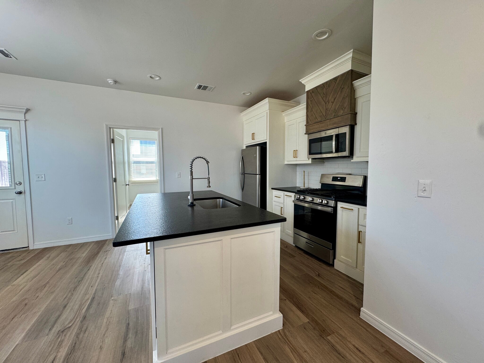 Building Photo - 704 Hornady St