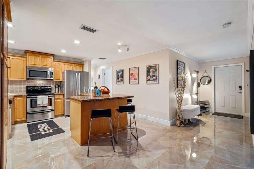 Building Photo - 720 SE 5th Ave