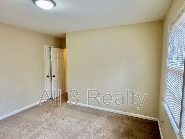 Building Photo - 2913 Sumter Ave