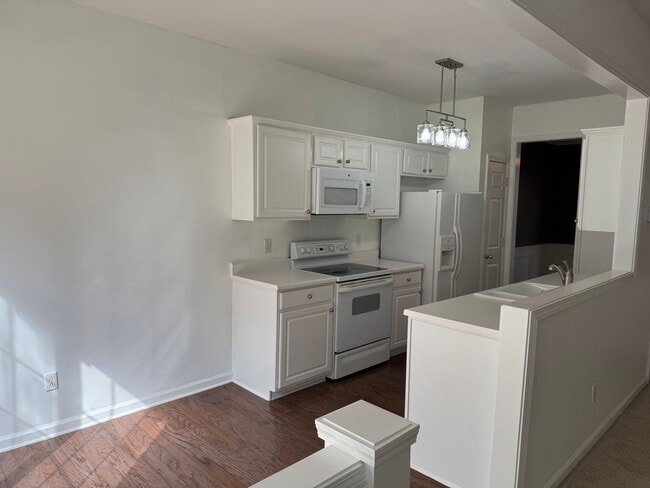 Building Photo - 3BR Townhome in Brentwood