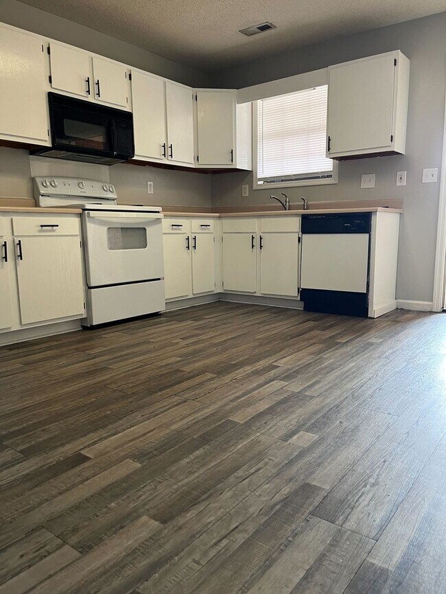 Building Photo - Beautiful Updated Townhomes in Decatur, AL