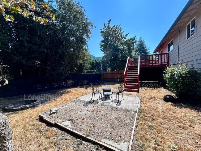 Building Photo - 794 SW Orchard Pl