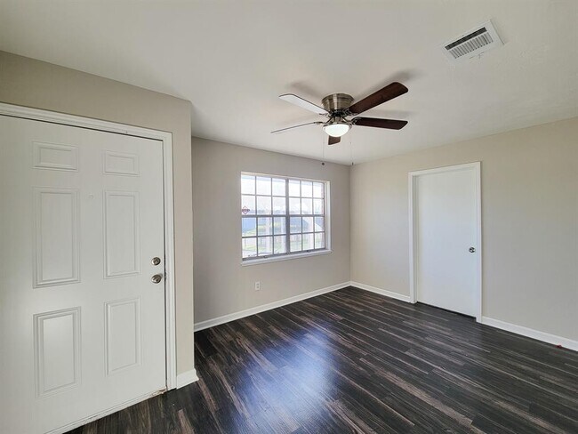 Building Photo - 4119 Holloway Dr