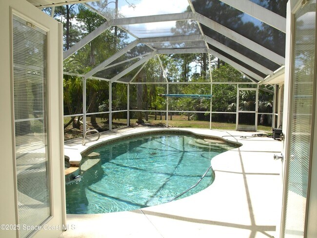 Building Photo - 4566 Serna Ave