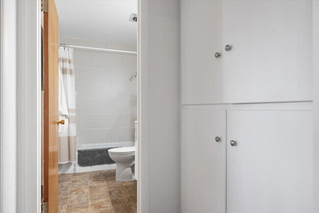 Building Photo - 1305 9th St W