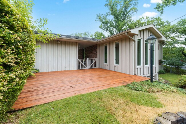 Freshly stained deck. - 1618 Oak Hills St