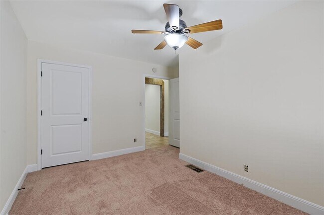 Building Photo - 914 E 32nd St