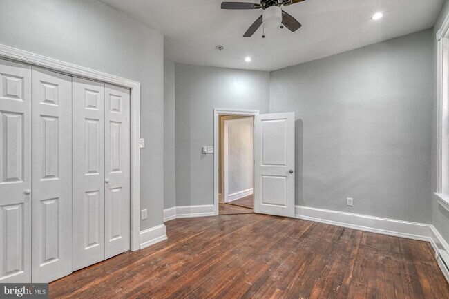 Building Photo - Amazing Unit