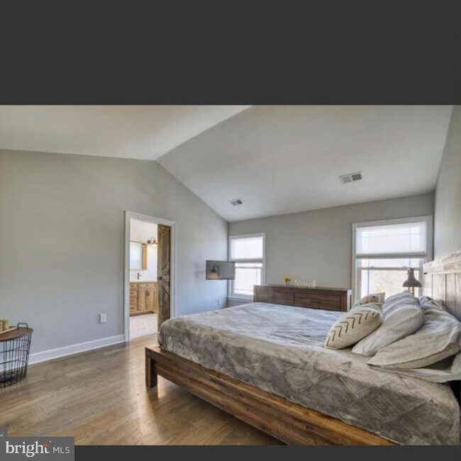 Building Photo - 540 Legrace Terrace NE