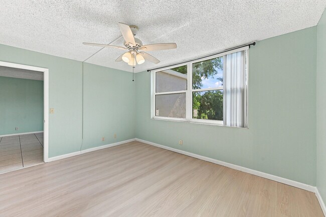 Building Photo - 950 NW 80th Ave