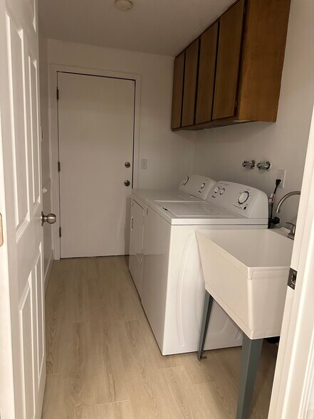 Building Photo - 6065 SW 68th Ct