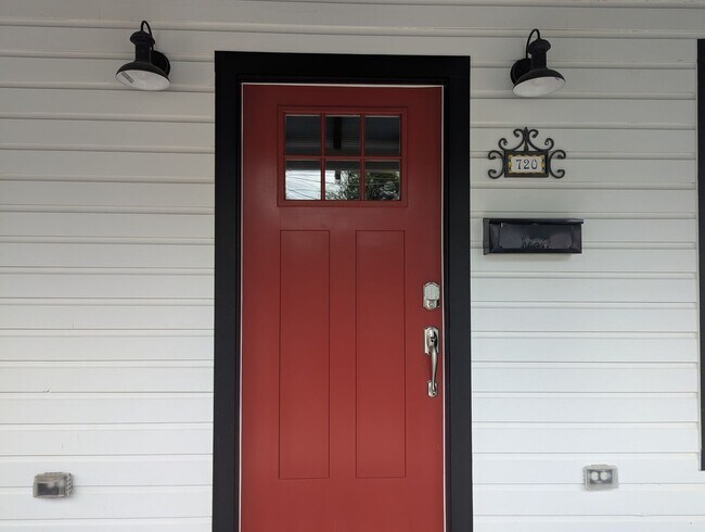 Building Photo - Stunning Fully Renovated 3-Bedroom, 2-Bathroom Cottage-Style Home