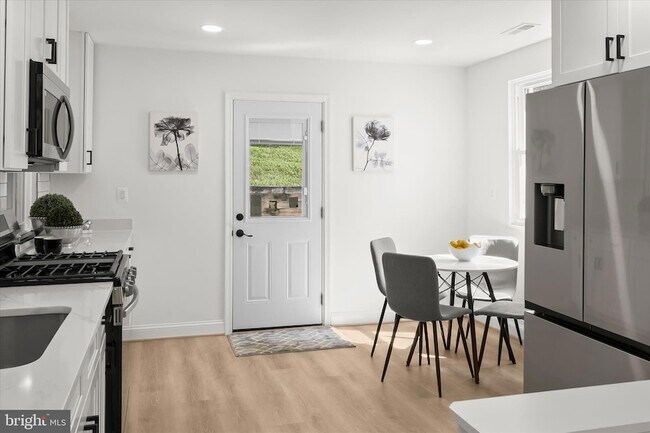 Building Photo - 402 Elm Ave