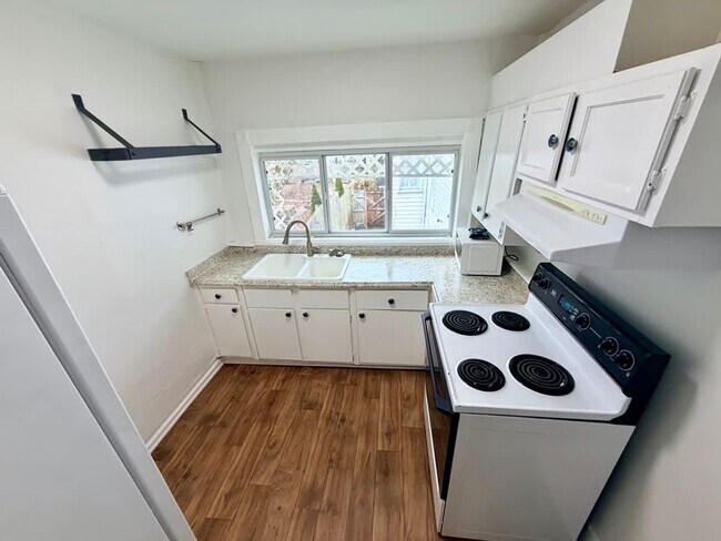 Building Photo - 365 S Upper St