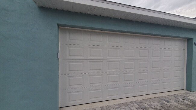 Building Photo - NEW 4/3.5/2 Venetian Bay Home