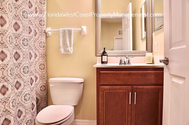 Building Photo - MOVE IN READY! OUTSTANDING UNFURNISHED CONDO IN STONEHAVEN SARASOTA!