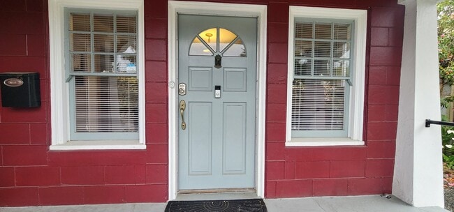 Building Photo - Single Family Fully Furnished Home with Al...