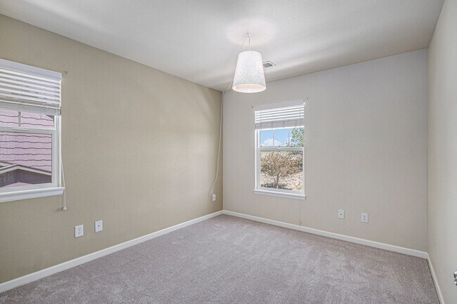 Building Photo - Spacious 3 bedroom in the heart of Castle ...