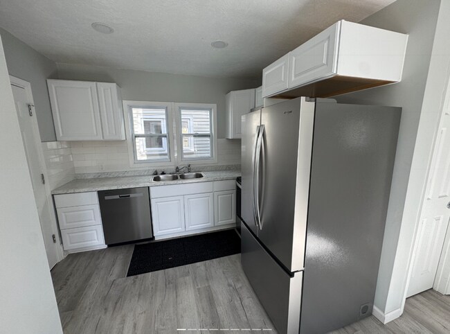 Primary Photo - Single Family Home 4 beds 1 bath Available...