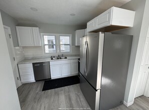 Building Photo - Single Family Home 4 beds 1 bath Available...