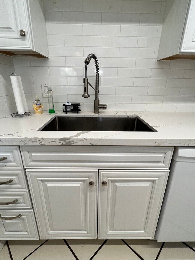 Building Photo - 3001 Albatross Rd