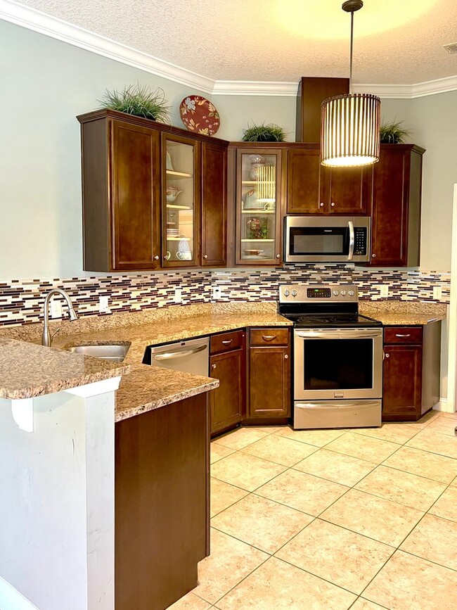 Building Photo - 3-Bedroom, 2-Bath Home with Pool Access an...