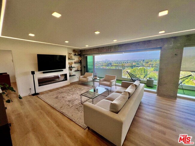 Building Photo - 838 N Doheny Dr