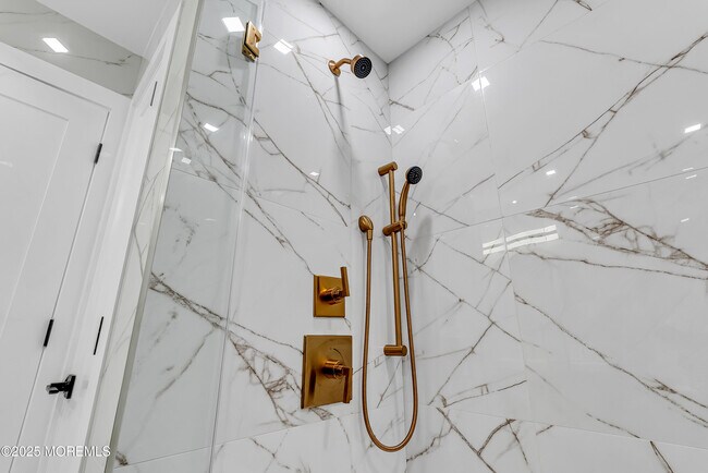 Building Photo - 320 Silver Lagoon Dr