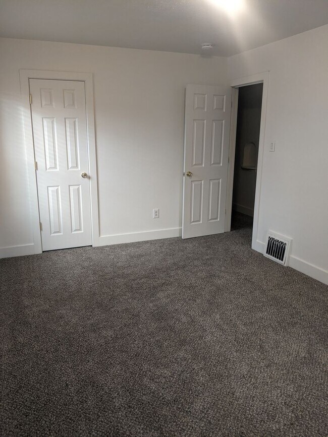 Building Photo - 2 Weeks Rent Free – Spacious 3 Bed / 2 Bath Ogden Home with Finished Basement