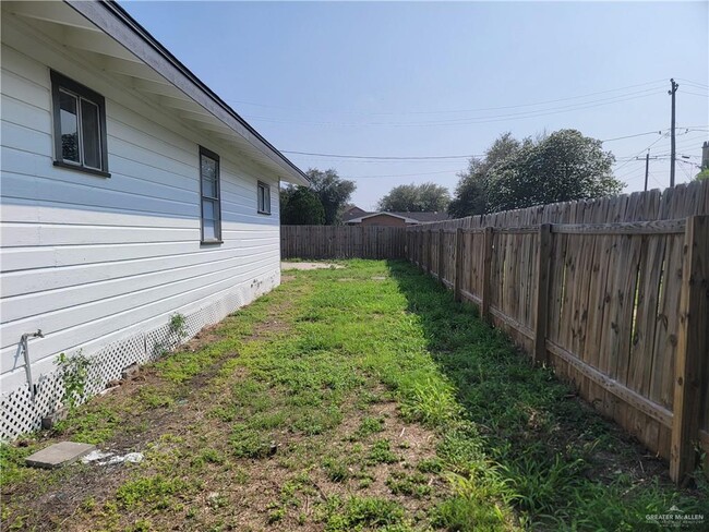 Building Photo - 608 E Loeb St