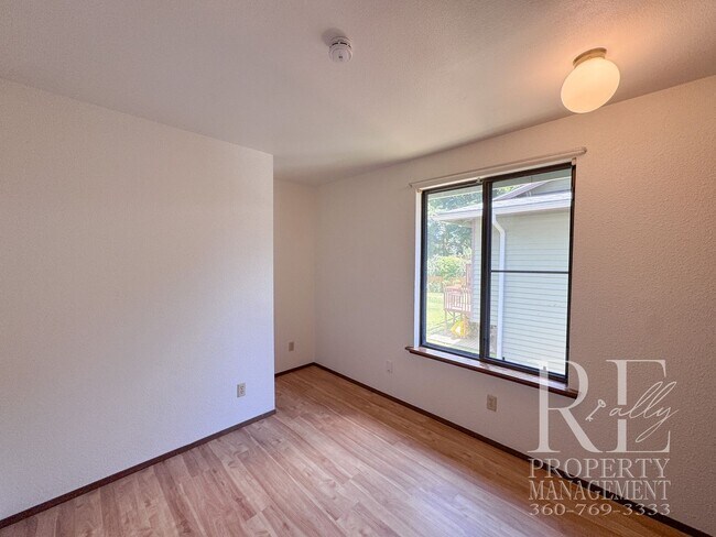 Building Photo - Spacious Poulsbo Home with Large Basement, Fenced Yard & Garden Space