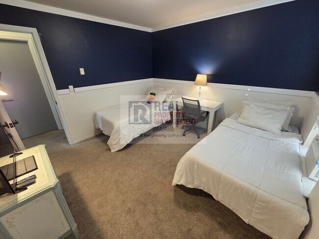 Building Photo - Check Out This Adorable 2.0 bedroom, 2.5 b...